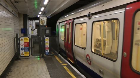 London Underground Circle Line Arriving & Departing Victoria Station ...