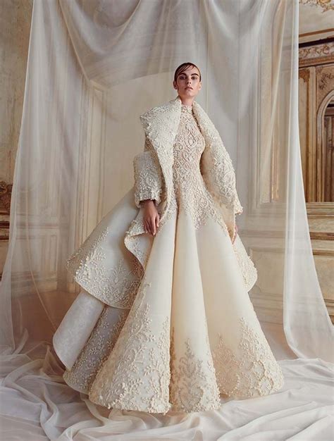 15 Statement-Making Regal Wedding Dresses Fit For A Modern Queen ...