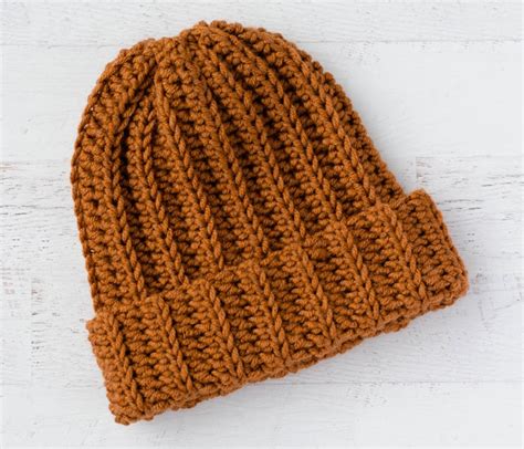 Geribbeld Wonder: An Easy Crochet Hat | Tomas Rosprim