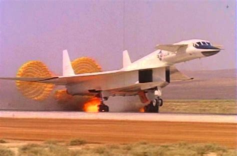 Watch an XB-70 Valkyrie Mach 3 bomber doing an emergency landing - The ...