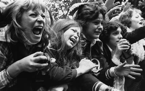 28 Vintage Photographs Capture Teenage Girls Screaming and Crying Over ...