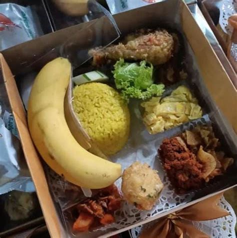 Nasi Kuning Box Isian Lengkap Istimewa Paket B (plus air mineral 330ml)