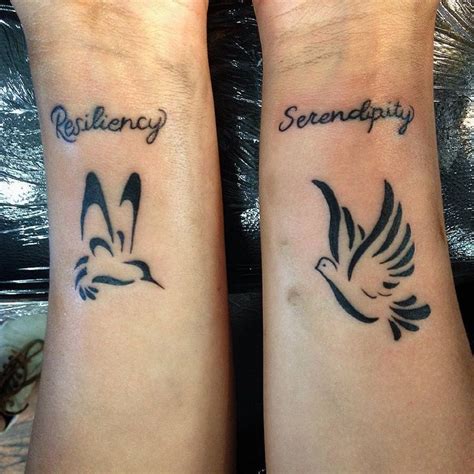 tatuaggi-polso-uccelli-scritta | Cute tattoos on wrist, Tattoo designs ...