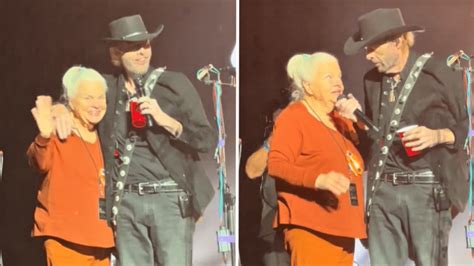 Watch Toby Keith Brings His Mom Out On Stage For Final Performance