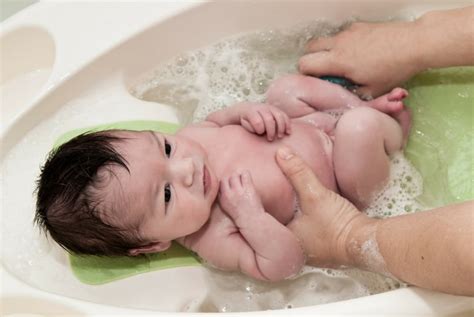 The Ultimate Guide for How to Bathe a Baby - Mommy Enlightened