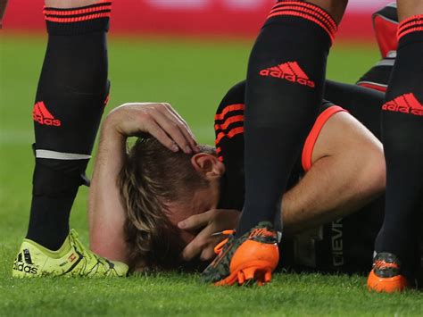 Luke Shaw injury: Manchester United defender to remain in Eindhoven ...