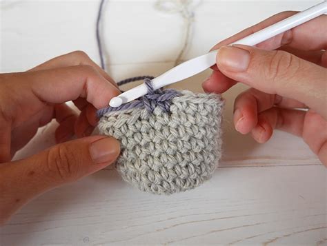 How to seamlessly change colors in crochet in the round - mallooknits.com