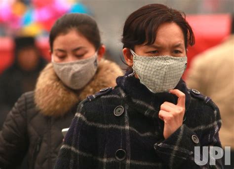 Photo: Chinese wear masks for protection against hazardous pollution in ...