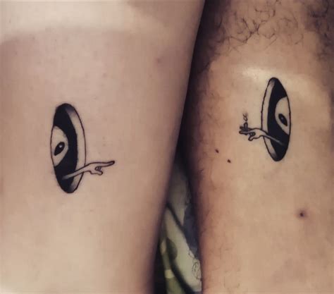 Pareja aliens | Alien tattoo, Hand tattoos, Sleeve tattoos