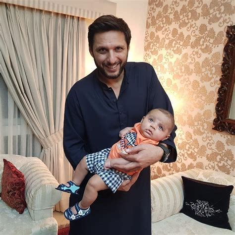 Adorable Moment: Shahid Afridi with his Princess