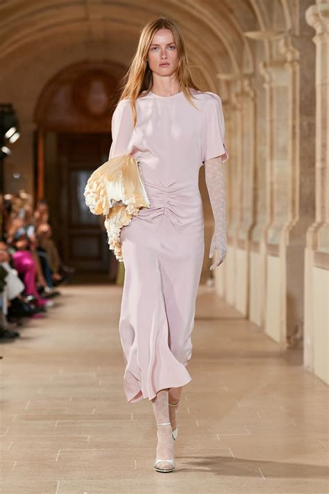 Victoria Beckham Spring 2023 Ready-to-Wear Collection | Vogue