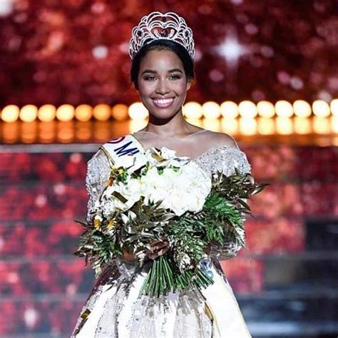 Clémence Botino crowned Miss France 2020