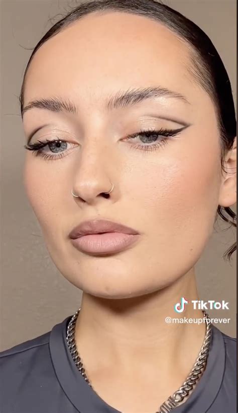 How To Achieve "Cloud Skin" Makeup