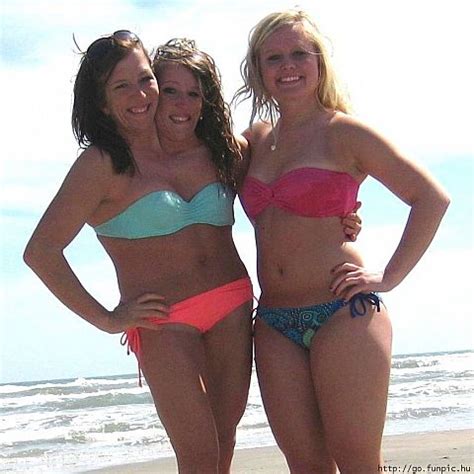 Conjoined twins Abby and Brittany Hensel pose in bikini...and they got ...