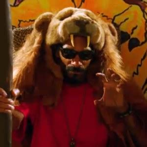 Snoop Dogg es 'Snoop Lion' en el videoclip para 'La La La' | One Hit ...