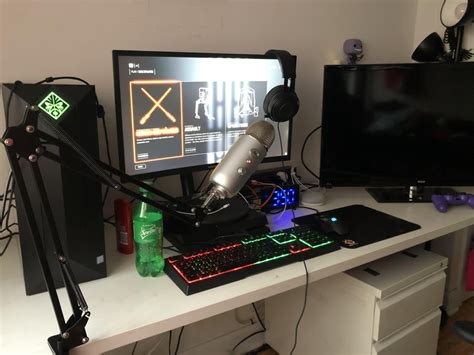 Got a mic stand to complete the setup : battlestations