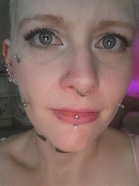 new lip jewelry 🥰 : r/piercing