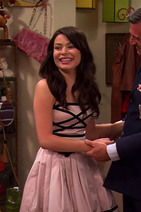 Miranda Cosgrove Wears iCarly Finale Dress in Reboot | Video | Miranda ...