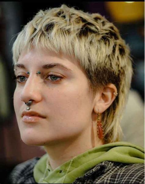 10+ Non Binary Haircuts For Straight Hair | Best Androgynous Looks To ...