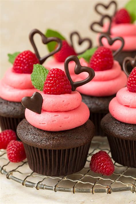 Dark Chocolate Cupcakes With Raspberry Buttercream Frosting #2577898 ...