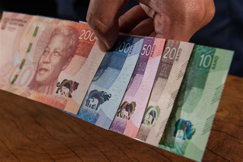 Spelling error flagged on new South African banknotes – BusinessTech