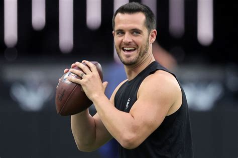 Raiders QB Derek Carr Leaves Team, Gifts Teammates Diamond Pendants