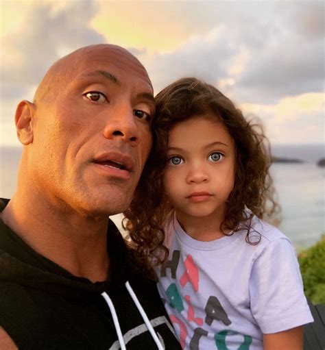 Dwayne Johnson with his daughter Jasmine em 2020 | Looks