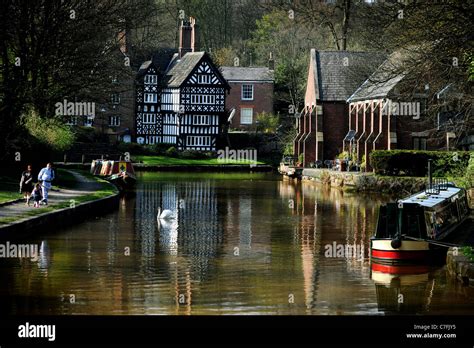 The Bridgewater Canal, Worsley, Greater Manchester, England, with the ...