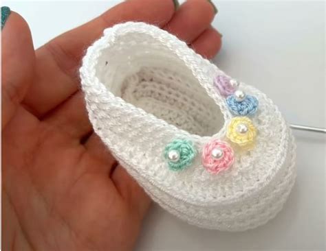 Crochet Baby Shoes With Tiny Flowers - We Love Crochet