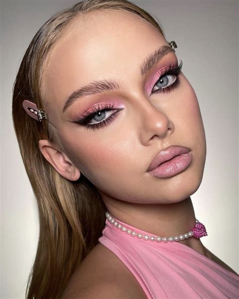 𝐼𝑇𝑇𝑆𝑁𝐼𝐼𝑁𝑁𝐴𝐴 in 2024 | Eye makeup, Natural makeup, Glamour makeup