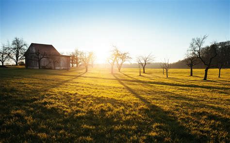 Small towns in Canada are giving away free land to grow populations