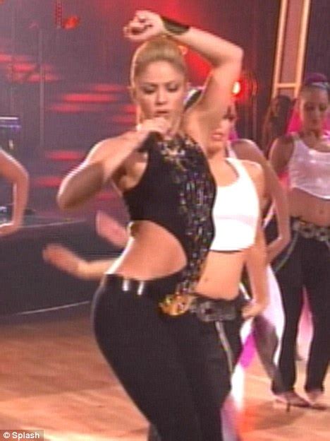 Hips don't lie: Shakira wows audience with her sexy moves (and drumming ...