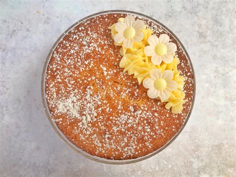 Beautiful Bakes: Lemon Curd Sponge Cake - HodgePodgeDays