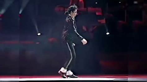 Michael Jackson moonwalking throughout an entire video - YouTube