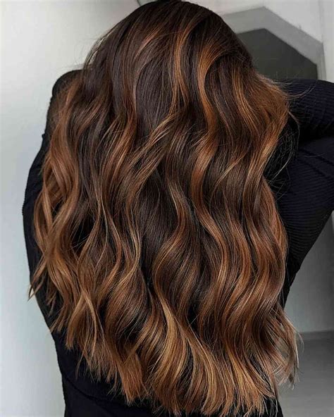 Get Noticed: Scattered Highlights for Stunning Brown Hair