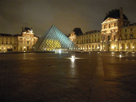 Secret Entrance into the Louvre Museum | Le Michaux | Europa, Vías