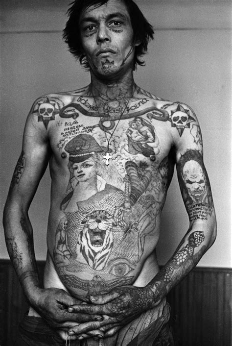 Heavily Tattooed Man | Tatouage criminelle, Tatouage russe, Tatouage prison