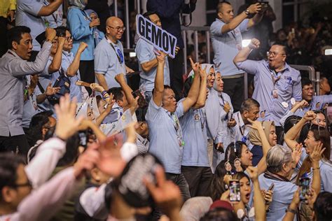 The enthusiasm of Prabowo-Gibran supporters at ballot number drawing ...