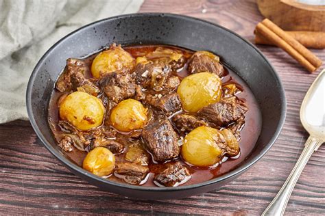 Greek beef stifado - Recipe for Greek beef stew with cinnamon