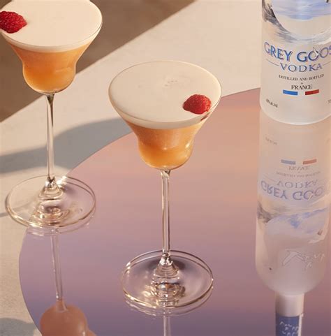 French Martini Vodka Cocktail Recipe | GREY GOOSE