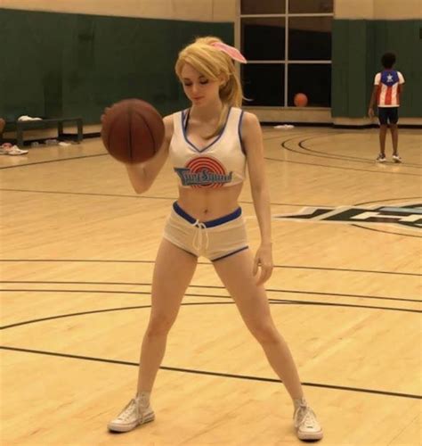 Sweet Lola Bunny cosplay - 9GAG