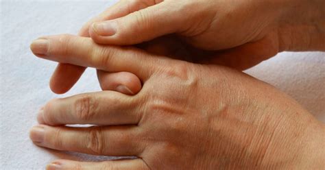 Stiff fingers: Causes, treatment, and stretches