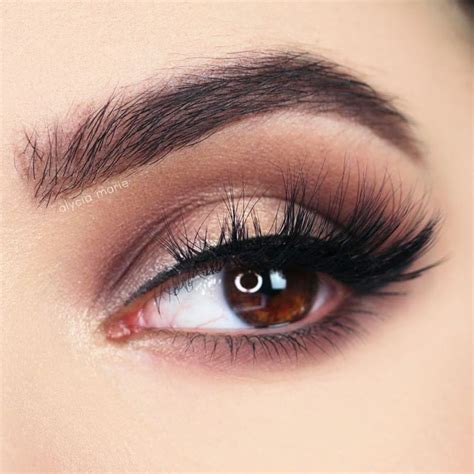 Amber Eyes: Definition, Personality Traits, Makeup Application Tips