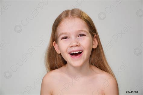 Une petite fille gaie aux cheveux blonds rit - Stock photo 2443504 ...