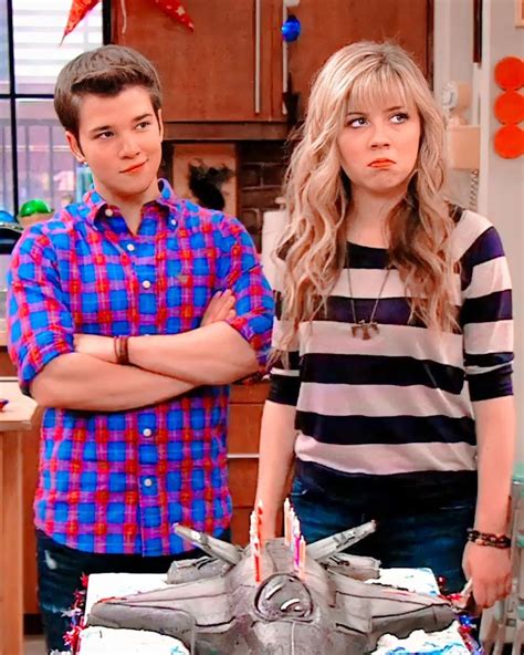 icarly | seddie on Instagram: “°𝘪𝘯 𝘴𝘰𝘮𝘦 𝘰𝘵𝘩𝘦𝘳 𝘭𝘪𝘧𝘦 𝘸𝘦 𝘢𝘳𝘦 𝘴𝘵𝘢𝘯𝘥𝘪𝘯𝘨 𝘯𝘦𝘹𝘵 ...