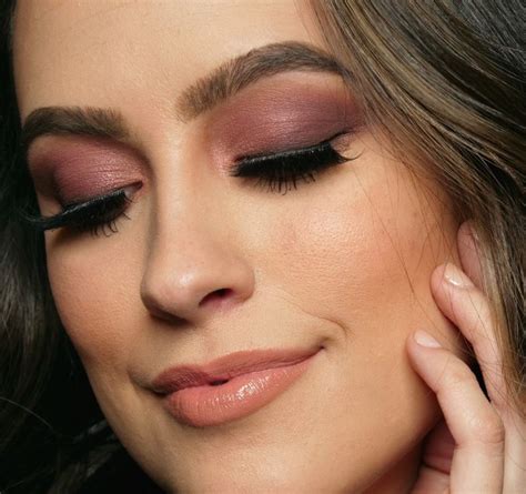 Add excitement to your neutral makeup style with this mauve eye shadow look