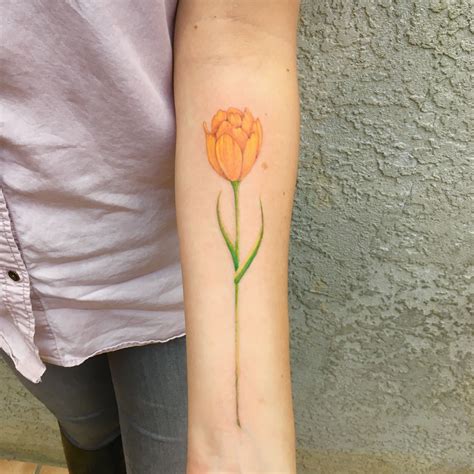 Yellow tulip tattoo | Tatuaje de tulipan, Tatuaje amarillo, Disenos de unas