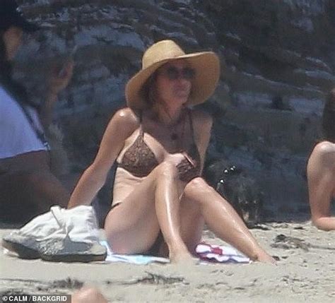 Kristen Wiig, 49, shows off her toned bikini body on the beach in ...