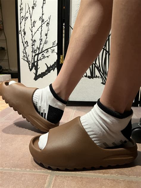 Yeezy Slides flax on feet. So fricking comfy : r/yeezys