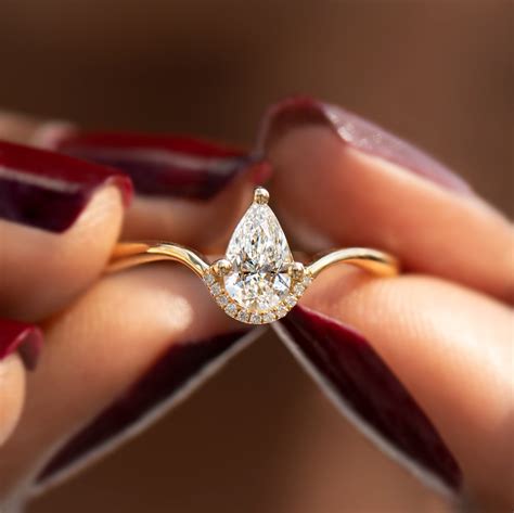 Pear Shaped Engagement Rings